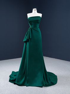 Green Satin Prom Dress, Military Dresses, Dark Green Dress, Strapless Prom Dresses, 파티 드레스, Emerald Green Dresses, Satin Evening Dresses, Aesthetic Background, Pretty Prom Dresses