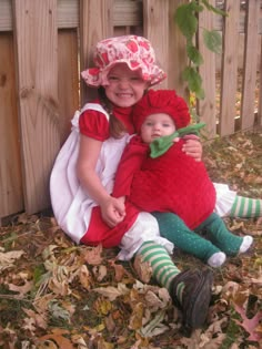 Strawberry Scrapbook, Strawberry Halloween, Sister Halloween Costumes, Family Themed Halloween Costumes, Sibling Halloween Costumes, Sister Costumes, Newborn Halloween Costumes, Themed Halloween Costumes, Newborn Halloween