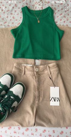 Outfit Con Top Verde, Trendy Green Cropped T-shirt For Summer, Classy Casual Outfits