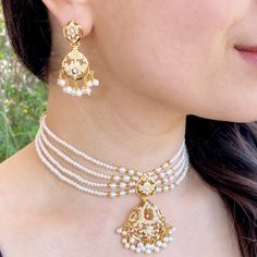 layered pearl necklace Moti Choker Necklace Gold, Hyderabadi Jewelry Choker, Pearls And Gold Necklace, Hyderabadi Jewelry Pearl, Moti Necklace Design, Pearl Gold Necklace Indian, Tanishq Jewellery Gold Necklaces, Gold Pearl Jewelry Necklace, Gold Set Designs