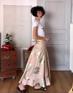 I made this maxi skirt using a light pink mixed cotton with gold flowers. It is a wrap long skirt, ideal for various occasions: with a simple top and slippers for spring and summer days and when match with a more precious top and jewels it is suitable for evening outings or parties. The size of this long skirt can be varied as it closes with two ribbons. As for the rest of my atelierpop women's clothing collection, also for this wide long skirt I used a made in Italy fabric from a prestigious co Long Brown Skirt, Modern Skirt, Pink Maxi Skirt, Wide Skirt, Skirt Wrap, Jersey Skirt, Flower Skirt, Simple Top, Pink Maxi