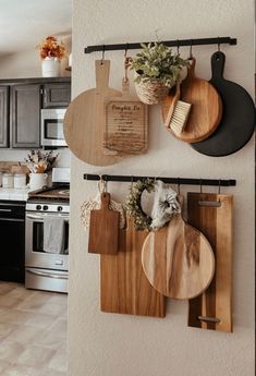 Chopping board wall Bohemian Kitchen Wall Decor, Farmhouse Natural Decor, Kitchen Shelf Decor, Kitchen Black, Kitchen Things, Japanese Kitchen, Spring Valley, Boho Kitchen, Kitchen Inspo