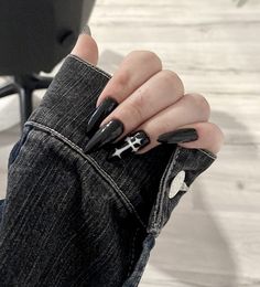 black nails goth nails emo nails y2k nails almon shape nails dark nails aesthetic nails Paznokcie Hello Kitty, Cross Nails, Punk Nails, Gothic Nails, Goth Nails, Dark Nails, Dream Nails