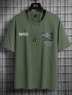 Verde militar Casual Collar manga corta Tela Letras  Embellished Elástico Ligero  Tops para Hombre T-shirt Print Design, Free T Shirt Design, Tee Shirt Fashion, Tshirt Design Men, Types Of T Shirts, Leather Jacket Outfits