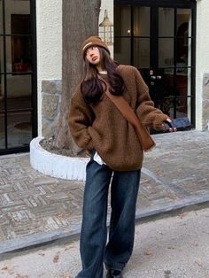 casual Korean fall outfit: oversized sweater + wide leg jeans street fashion Japanese Street Style Women, Korea Fall Outfit, Disney Outfit Winter, Korea Winter Outfit, Warm Tone Outfits, Korean Autumn Outfit, Korean Fall Outfits, Japan Outfit Winter, Winter Outfits Korean