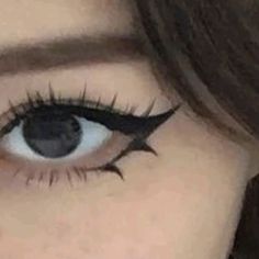 Vampire Look Aesthetic, Eyeliner Under Eye Aesthetic, Emo Eye Makeup Eyeliner, Doll Eyeliner Alt, Alt Eye Makeup Simple, Square Face Eyeliner, Emo Eyeliner Tutorial, Emo Makeup For School, Makeup Looks Emo