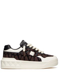 chestnut brown/white nappa leather Toile Iconographe pattern Maxi stud detailing logo-print tongue round toe front lace-up fastening branded insole flatform sole Friends Workout, Valentino Sneakers, Sneakers Comfortable, Studded Sneakers, Detailing Logo, Trending Art, Sneakers Addict, Brown Sneakers, Chestnut Brown