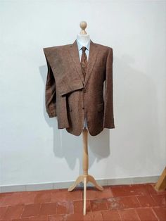 Good evening, I offer you this admirable brown linen suit. The fabric is medium weight, perfect for summer and mid-season. In addition, the sleeve buttons are active. The jacket is a 2 button jacket with elegant notch lapels. The pants are wide cut pants, you will be comfortable with them. For a very tall gentleman (very long sleeves) In very good shape Assume that the jacket will need to be fitted (reduction in armpit, waist and hip width) and the size of the pants will need to be reduced. Thes Brown Double Breasted Suit For Business, Brown Double Breasted Suit With Welt Pockets For Business, Brown Double Breasted Business Suit With Welt Pockets, Brown Office Suit With Welt Pockets, Classic Brown Three-piece Suit For Business, Tailored Brown Three-piece Suit For Business Casual, Tailored Brown Double Breasted Suit For Business Casual, Brown Double Breasted Suit With Notch Lapel For Formal, Brown Tailored Three-piece Suit For Business Casual