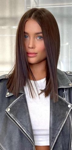 Medium Length Haircut No Layers Straight, Brown Short Hair Colors, Short Dark Straight Hair, Middle Length Straight Hair, Long Bob Natural Hair Black Women, Straight Brown Haircut, Sleek Medium Length Hair, Brunette Straight Haircut, Haircuts 2024 Women Trends