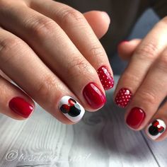 Disney nails and Disney nail designs including simple Disney nails Minnie Mouse Dip Nails, Minnie Mouse Gel Nails, Kids Minnie Mouse Nails, Mickey Minnie Nails Design, Minnie Mouse Toenails, Mickey Nail Art Simple, Minnie Mouse Nails For Kids, Disney Heart Nails, Disney Art Nails