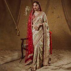 Traditional Indian Bridal Saree with Dupatta Bridal Saree With Dupatta, Saree With Dupatta, Red Saree Wedding, Golden Saree, Dupatta Style, Indian Wedding Bride, Marriage Dress, Bridal Dupatta, Indian Bridal Sarees