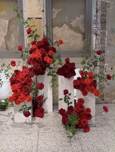 How to Incorporate the Unexpected Red Theory in Your Wedding Red Roses Wedding Ceremony, Red Pink White Floral Arrangement, Red White Flower Arrangements, Pillar Flowers Wedding Ceremony, Red Tablescape, Moody Wedding Flowers, Red Theory, Red Floral Wedding, Red Flower Arrangements