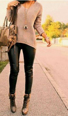 Black leather pants Leather Pants Outfit, Woman In Black, How To Wear Leggings, Boating Outfit, Black Leather Pants, Legging Outfits, Mode Inspiration, Outfit Casual, Designer Wear