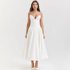 Turn heads with the Sexy Strapless Backless Dress. Perfect for summer, this trendy dress combines elegance and boldness, making it a must-have for 2024 fashion. White Strapless Midi Dress, Midi Wedding Dress, Robes D'occasion, Formal Occasion Dress, Elegant Maxi Dress, Tube Top Dress, Strapless Midi Dress, Women Long Dresses, White Maxi Dresses