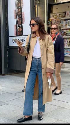 Preppy Trench Coat Outfit, Dental Outfits, Sezane Clyde Trench Coat Outfit, Trench Coat Outfit 2024 Fall, Parisian Style Winter, Sezane Scott Trench, Scott Trench Sezane, Trench Outfit, Minimal Chic Style