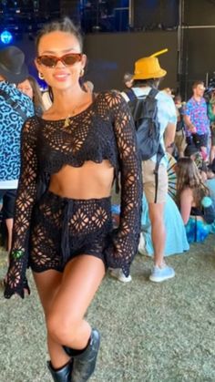 Festival Outfit Ideas 2023, Ultra Miami Outfits, Summer Nail Looks, Ultra Music Festival Outfits, Summer Rave Outfits, Coachella Aesthetic, Beach Festival Outfit, Trendy Festival Outfits, Rave Party Outfit