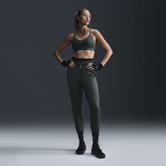 Feel ready for it all—hitting the gym, popping into the cafe or snuggling up on the couch—in these easy-fitting joggers. Lightweight, stretchy fabric gives you the best of both worlds: It looks sleek and feels cozy, thanks to supersmooth fabric on the outside and unbelievably soft brushed fleece on the inside. With heat-regulating tech and 2 drop-in pockets to keep your phone close and hands warm, they're the all-around pick for chilly days. Nike Tech Fleece Pants, Fleece Pants Women, Womens Athletic Outfits, Nike Tech Fleece, The Cafe, Women Lifestyle, Heather White, Athletic Apparel, Fleece Pants