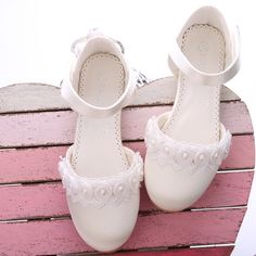 Product Information:
  
 
 Applicable gender: female
 
 Upper material: cloth
 
 Pattern: plain
 
 Sole material: beef tendon
 
 Color: pink, beige
 
 
  
  Size Information:
 
 
 Size: 24,25,26,27,28,29,30,31,32,33,34,35,36
 
 
 
 
  
  Packing List:
 
 
 Women's Cloth Shoes x
 1 pair Beige Round Toe Wedding Shoes For Spring, Beige Closed Toe Wedding Shoes For Spring, Beef Tendon, Cloth Pattern, Liberia, French Guiana, Pink Beige, Childrens Shoes, Barbados