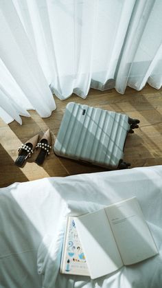 Antler Clifton cabin suitcase Hotel Inspiration Ideas, Airbnb Asthetic, September Photography, Packing Aesthetic, Hotel Details, Hotel App, Photography Room, Hotel Aesthetic