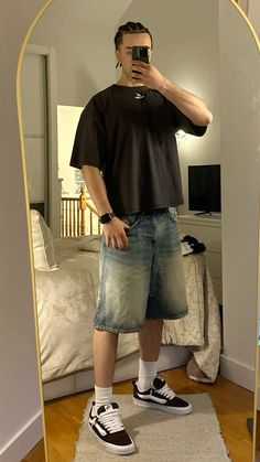 Vans Fashion Mens, Outfits Ideas Men Summer, Jorts Streetwear Outfit Men, Carpenter Shorts Outfit Men, Knu Skool Vans Outfit Jorts, Styling Jorts Men, Male Outfits Shorts, Cropped Outfit Men, Vans Knu Skool Fits