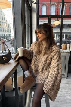 How to style your Uggs for winter. Check out these cute, cozy and stylish ugg outfits. Cute casual outfit ideas for winter. Women Fall Dress, Fall Styling Outfits, Warm Fall Aesthetic Outfits, Woman Autumn Outfits, Cozy And Cute Outfits, Fall Insta Outfits, Comfy Fashionable Outfits, Start Of Fall Outfits, Fall Style Inspo Aesthetic