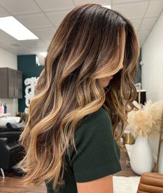 Caramel balayage hair is a yummy warm hair color that we suggest everyone takes for a spin. It will instantly give you that sun-kissed look you can't resist. Click the article link for more photos and inspiration like this // #balayage #balayagecaramelhighlights #balayagehair #brownhaircaramelbalayage #butterscotchcaramelbalayage #caramelbalayage #caramelbalayagehair #caramelbalayageonblackhair Medium Balayage Hair, Balayage Straight Hair, Balayage Hair Caramel, Balayage Ideas, Black Hair Balayage, Brunette Hair With Highlights, Caramel Balayage, Caramel Hair, Brown Hair Balayage