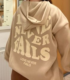 Love Never Fails Hoodie, Graphic Hoodies Aesthetic, Photographie Indie, Nike Tech Fleece Hoodie, Aesthetic Hoodies, Hoodies Aesthetic, Summer Sweatshirt, Stylish Hoodies