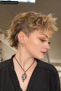 This mullet choppy pixie haircut is too hot to handle! It makes you look cool, fun, and younger than ever. Headbands Hairstyles Short, Queer Haircut, Queer Hair, Choppy Pixie, Short Punk Hair, Choppy Pixie Cut, Mullet Haircut