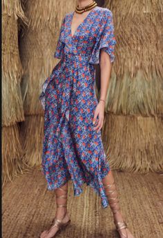 Dress Display, Chiffon Midi Dress, Print Chiffon, Ladies Dress Design, Satin Dresses, Moda Operandi, Fashion Collection, Floral Dress, Beautiful Dresses