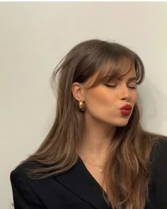 Dinner makeup inspo. Red lipstick. Gold earrings. Blowout. Long hair inspo Going Out Hair, Brown Hair Looks, Haircuts Straight Hair, Cut My Hair, Brunette Hair