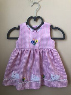 Vintage Pink Gingham Bunny and Flowers Sleeveless Dress for Baby with Bunny Rabbit Appliques and Flowers Embroidery. Rick Rack Trim on Skirt. Buttons Up in Back. Brand: ellemenno Size: 6 Months 55% Cotton, 55% Polyester. Made in Indonesia. ✂ - - - - - M E A S U R E M E N T S: taken lying flat: Chest Area (From Underarm to Underarm): 8.5 inches (17 inches doubled) Waist Area: 8 inches (16 inches doubled) Length from Top of Shoulder to Bottom Hem: 14 inches Sleeveless Easter Dresses For Playtime, Cute Plaid Sleeveless Dress, Cute Sleeveless Plaid Dress, Plaid Sleeveless Dress For Playtime, Pink Sleeveless Easter Dress, White Sleeveless Easter Dress, Sleeveless Plaid Dress For Playtime, Bunny And Flowers, Dress For Baby