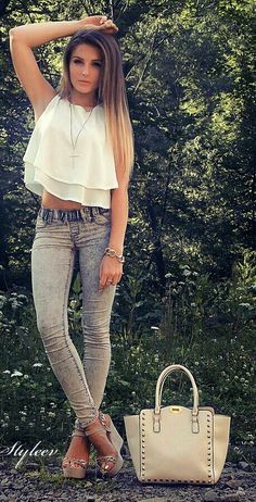 Love the casual look. It's really simple, easy breezy and free, but the acid wash jeans and studded structured tote toughen it. Great look for summer. Outfit Jeans, Spring Summer Outfits