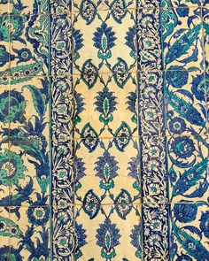 an intricately designed wallpaper with blue and green designs on it's sides