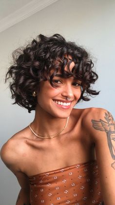 Transição capilar Curly Natural Curls, Woman With Curly Hair, Easy Trendy Hairstyles, How To Curl Short Hair, Short Curls, Hairdos For Curly Hair