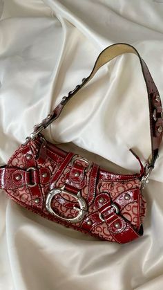 #bag #purse #guess Baguette Bag Aesthetic, Purses Aesthetic, Y2k Handbag, Vintage Designer Bags, Guess Bag, Luxury Bags Collection, Into Fashion, Bags Vintage, Red Handbag