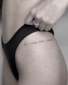 a woman's thigh with the words la nue en son written in cursive font