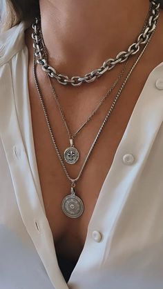 Coin Medallion Necklace, Silver Medallion Necklace, Silver Necklace Outfit, Chunky Silver Necklace, Coin Choker, Silver Coin Necklace, Thick Chain Necklace, Everyday Quotes, Layered Necklaces Silver