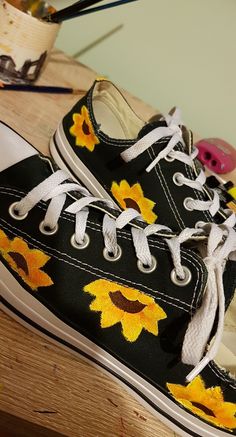 Converse Painting Ideas High Tops, Painted Converse Aesthetic, Converse Diy Painted, Painting On Converse, Converse Painting Ideas, Paint Converse, Gemma Core, Black Converse Aesthetic, Sunflower Converse