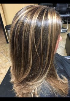 Medium Brown Hair With Chunky Blonde Highlights, Subtle Chunky Highlights For Brown Hair, Rayos En El Cabello Oscuro, Brown Hair With Chunky Highlights, Brown Hair With Blonde Streaks, Streaky Highlights, Chunky Blonde Highlights, Rambut Brunette, Blonde Highlights On Dark Hair