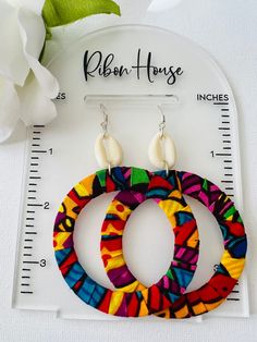 Asana means try it. They are gorgeous Ankara fabric earrings. They are perfect for that special occasion. Please observe the size display pictured for the length of the earrings. These earrings make a perfect gift. This is a show stopping earring. They are perfect for the summer and spring. They are not returnable. Still Shopping please visit our other store and favorite it. Thanks Juanjayzzdesign.Etsy.com Fabric Earrings Diy, Fabric Jewelry Handmade, Fabric Earring, Ankara Earrings, Hoop Earrings Diy, Afrocentric Earrings, Denim Earrings, Diy Fabric Jewellery, African Accessories