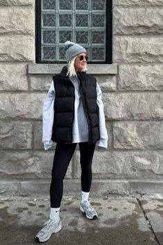 Woman’s Puffer Vest, Black Athletic Vest Outfit, Oversize Puffer Vest, Jeans With Puffer Vest, Womens Black Puffer Vest Outfit, Street Style Puffer Vest, Short Black Puffer Vest Outfit, Style Puffy Vest, Sweater Vest Work Outfit Women