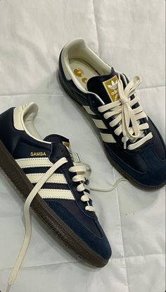 Adidas samba Night Navy / Cream Looks Adidas, Stile Hijab, Hype Shoes, Shoe Inspo, Aesthetic Shoes