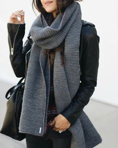 Instagram Knit Scarf Outfit, Fall Style Guide, Cable Knit Scarf, Scarf Outfit, Vogue Knitting, How To Wear Scarves, Garter Stitch, Mode Inspo, Black Leather Jacket