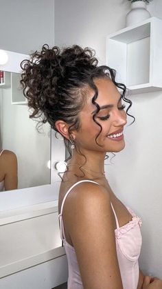 Κούρεμα Bob, Curly Bun Hairstyles, Cute Curly Hairstyles, Fishtail Braid, Curly Hair Styles Easy, Hairdos For Curly Hair, Penteado Cabelo Curto, Curly Hair Care, Short Curly Hair