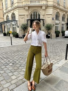 If you're looking for brands that match Free People's unique retro style and create casual yet fun fall outfits, we've got you covered! These brands will help you achieve that cute, carefree look all season long. For example, we love this outfit with olive green pants, brown Mary Jane flats, a star basket bag and a lace blouse. Brown Mary Jane Flats, Mary Janes Outfit, Olive Green Outfit, Green Pants Outfit, Style Parisienne, Olive Green Pants, Pants Brown, Love Free, Retro Mode