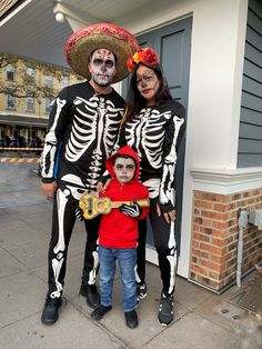 Diy Coco Costume Ideas, Miguel From Coco Costume, Coco Halloween Costume Family, Dia De Los Muertos Family Costume Ideas, Diy Coco Costume, Miguel Coco Halloween Costume, Coco Costumes Family, Coco Family Halloween Costumes, Coco Trunk Or Treat Ideas