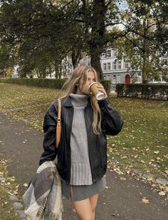 Fall Outfits Emma Chamberlain, Denver Aesthetic Outfits, New York Autumn Fashion, New York Aesthetic Fall Outfits, London Autumn Fashion, Canada Outfit Fall, Liverpool Outfit Women, 90s Autumn Outfits, Colorado Aesthetic Fall