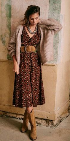 Dress And Boots, Mode Boho, Style Mistakes, Mid Length Dresses, Primavera Estate, Parisian Style, A Dress, Look Fashion