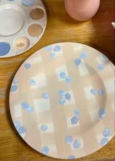 One ceramic pottery plate painted with a tan plaid with blueberries on top. Pottery Painting Ideas Easy, Ceramic Cafe, Painted Ceramic Plates, Pottery Painting Designs, Clay Diy Projects, Pottery Plate, Keramik Design, Tan Plaid