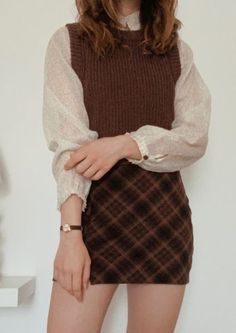 preppy outfit with brown sweater and skirt Dark Academia Outfit Ideas, Brown Aesthetic Outfit, Academia Aesthetic Outfit, Dark Academia Outfits, Dark Academia Outfit, Academia Outfits, Academia Style, Academia Fashion